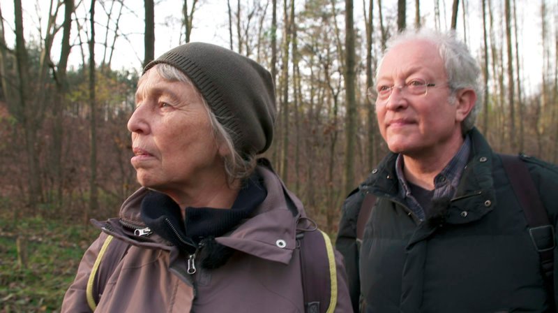 Gert Rosenthal mit seiner Schwester Birgit Hofmann auf Spurensuche. – Bild: rbb Gert Rosenthal mit seiner Schwester Birgit Hofmann auf Spurensuche. – Bild: rbb