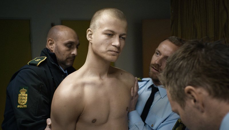 Casper (Gustav Dyekjaer Giese) wird von der Polizei durchsucht. – Bild: NDR/​Magnus Nordenhof JØnck