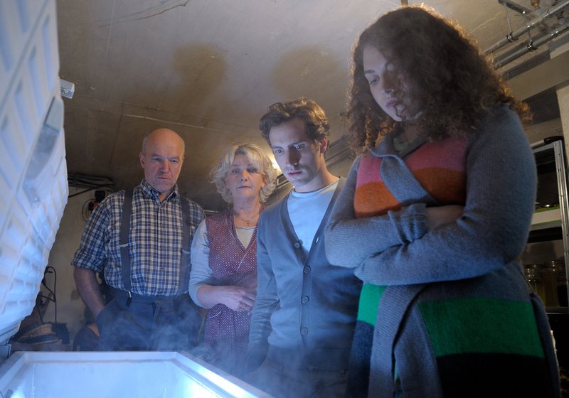 Johanna (Saskia Vester) und Heinz (Heinz-Josef Braun, li.) zeigen ihren Kindern Caroline (Fanny Krausz) und Christoph (Franz-Xaver Brückner) die Oma in der Tiefkühltruhe. – Bild: ORF Johanna (Saskia Vester) und Heinz (Heinz-Josef Braun, li.) zeigen ihren Kindern Caroline (Fanny Krausz) und Christoph (Franz-Xaver Brückner) die Oma in der Tiefkühltruhe. – Bild: ORF