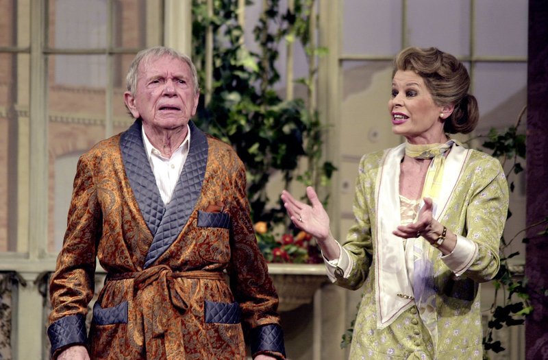 Ossy Kolmann (Julius Seibold, Besitzer einer Zahnstocherfabrik), Marianne Chappuis (Regine, seine Frau). – Bild: ORF