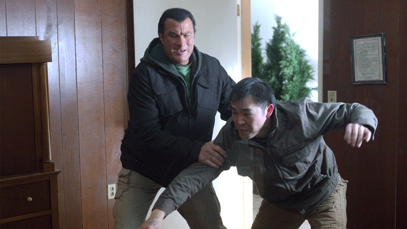 Der ehemalige Spezialagent Shane Daniels (Steven Seagal) saß sechs Jahre unschuldig im Gefängnis. Als er entlassen wird, will er das Land verlassen. Doch versehentlich wird Shane Zeuge des Mordes an einem Polizisten. Plötzlich findet er sich erneut zwischen allen Fronten wieder und muss erst einen Sumpf aus organisierter Kriminalität und Korruption austrocknen, bevor die Gerechtigkeit wieder die Oberhand erhält. – Bild: RTL Zwei Der ehemalige Spezialagent Shane Daniels (Steven Seagal) saß sechs Jahre unschuldig im Gefängnis. Als er entlassen wird, will er das Land verlassen. Doch versehentlich wird Shane Zeuge des Mordes an einem Polizisten. Plötzlich findet er sich erneut zwischen allen Fronten wieder und muss erst einen Sumpf aus organisierter Kriminalität und Korruption austrocknen, bevor die Gerechtigkeit wieder die Oberhand erhält. – Bild: RTL Zwei