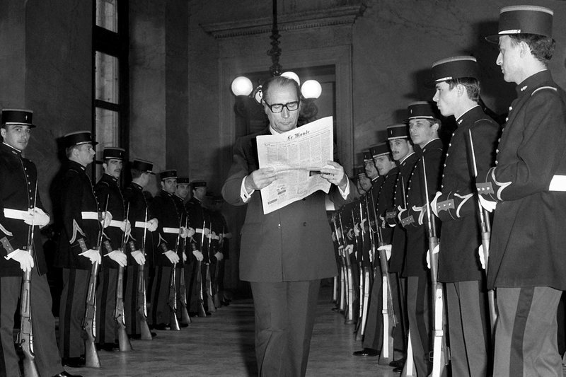 François Mitterrand liest die Zeitung „Le Monde“ in der französischen Nationalversammlung. – Bild: ARTE France 