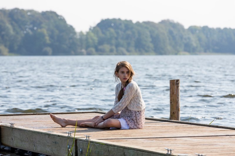 Mai (Sofia Bolotina) macht es ihrem Vater nicht einfach! Statt im schwedischen See zu schwimmen, bleibt sie lieber bockig an Land. – Bild: ZDF und Georges Pauly.