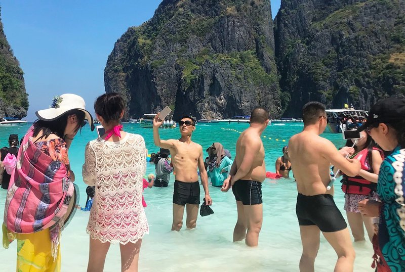 Urlaubsparadies überbucht! Am Traumstrand der Maya-Bucht in Thailand sterben die Korallen, die Natur leidet unter dem Massentourismus. – Bild: ZDF und Matthias Ebel