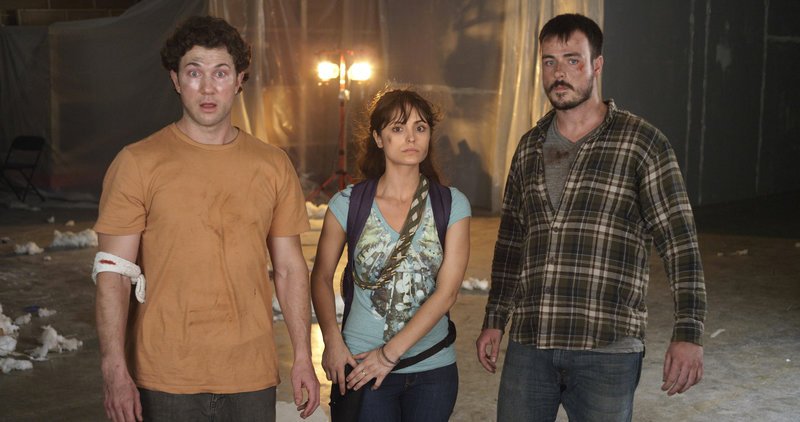 Valerie (Bianca Haase), Jonas (Jason Tobias) und Lars (Christopher John Jennings) wollten eigentlich Asteroidenstücke sammeln um endlich reich zu werden. Doch sie finden etwas ganz anderes! – Bild: Palatin Valerie (Bianca Haase), Jonas (Jason Tobias) und Lars (Christopher John Jennings) wollten eigentlich Asteroidenstücke sammeln um endlich reich zu werden. Doch sie finden etwas ganz anderes! – Bild: Palatin