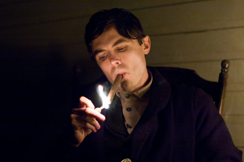Entwickelt eine Art Hassliebe zu Jesse James: Robert Ford (Casey Affleck) ... – Bild: TM and © 2007 Warner Bros. Entertainment Inc. All Rights Reserved. Lizenzbild frei Entwickelt eine Art Hassliebe zu Jesse James: Robert Ford (Casey Affleck) ... – Bild: TM and © 2007 Warner Bros. Entertainment Inc. All Rights Reserved. Lizenzbild frei
