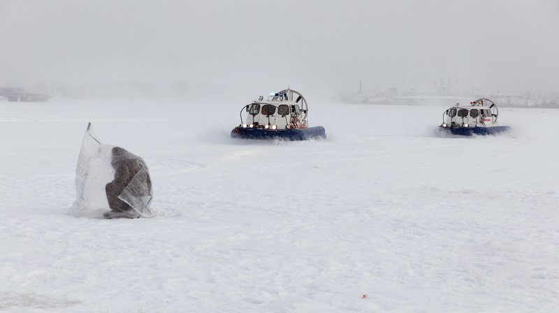 Patrouille auf der zugefrorenen Wolga. Die Luftkissenboote der Polizei sind immer unterwegs, wenn Eisanglern schlechtes Wetter droht. – Bild: NDR/​Sven Jaax