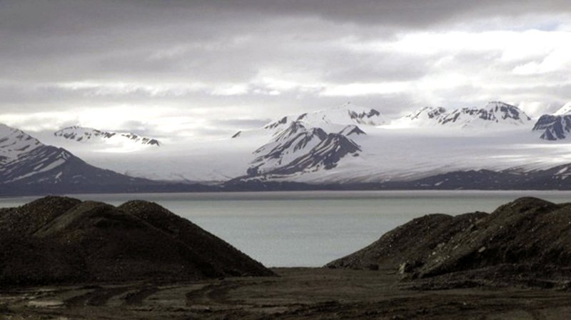 Barentsburg liegt am Ostufer des tiefen Grönfjord. – Bild: BR/​Méroé films/​NDR/​Julien Sallé