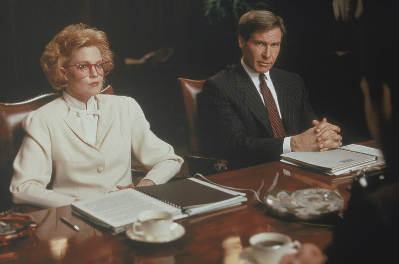 (L-R): Tess McGill (Melanie Griffith) poses as an executive with partner Jack Trainer (Harrison Ford) to negotiate a multi-million dollar merger deal. – Bild: Servus TV (L-R): Tess McGill (Melanie Griffith) poses as an executive with partner Jack Trainer (Harrison Ford) to negotiate a multi-million dollar merger deal. – Bild: Servus TV