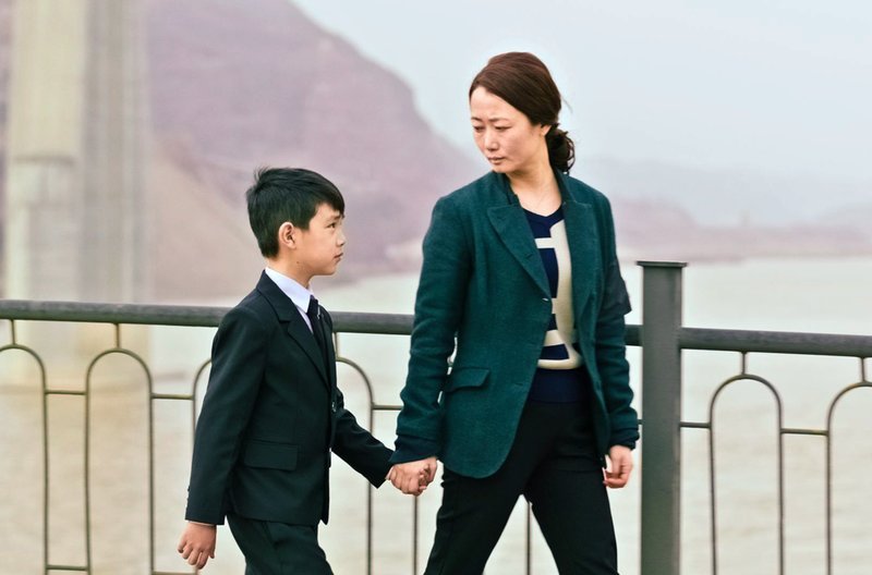 Tao (Tao Zhao) muss sich von ihrem Sohn Dollar (Zijian Dong) verabschieden. – Bild: ARTE France /​ © MK2 Productions