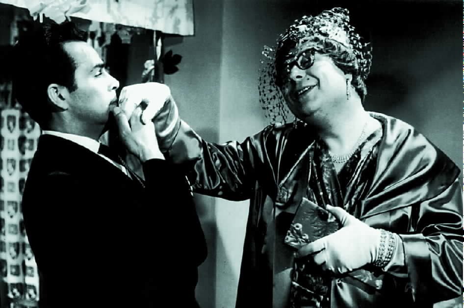 Damenimitator Egon Kummer (Heinz Erhardt, re.) hat sich als Frau verkleidet und spielt Rechsanwalt Kurt Wehling (Adrian Hover) etwas vor. – Bild: WDR
