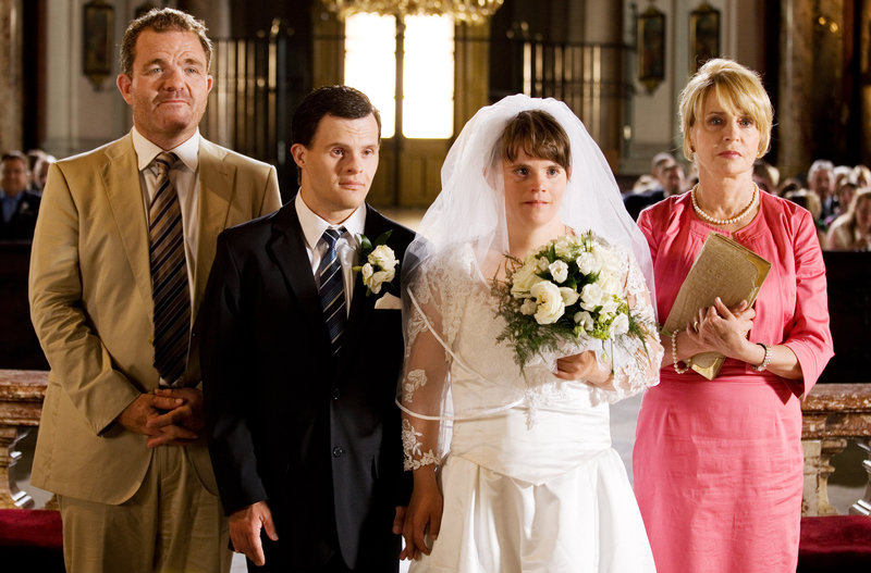 Cornelius Obonya (Charly), Sebastian Urbanski (Sebastian), Juliana Götze (Michalina), Gisela Schneeberger (Helene). – Bild: One Cornelius Obonya (Charly), Sebastian Urbanski (Sebastian), Juliana Götze (Michalina), Gisela Schneeberger (Helene). – Bild: One