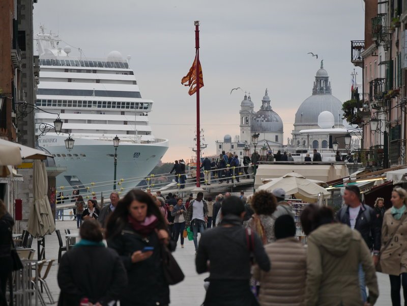 Wie Schlachtschiffe passieren die Kreuzfahrtschiffe das alte Venedig. – Bild: ZDF und Bernhard von Dadelsen