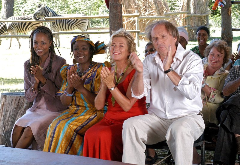Andrea (Jutta Speidel, Mitte) hat mit den Kindern ein Theaterstück einstudiert. John (Günther Maria Halmer), Abeba (Thoko Ntshinga, 2.v.li.) und Haganika (Nkuli Kgositsile, li.) sind gespannt auf die Premiere. – Bild: ARD Degeto/Kelley Walsh Andrea (Jutta Speidel, Mitte) hat mit den Kindern ein Theaterstück einstudiert. John (Günther Maria Halmer), Abeba (Thoko Ntshinga, 2.v.li.) und Haganika (Nkuli Kgositsile, li.) sind gespannt auf die Premiere. – Bild: ARD Degeto/Kelley Walsh