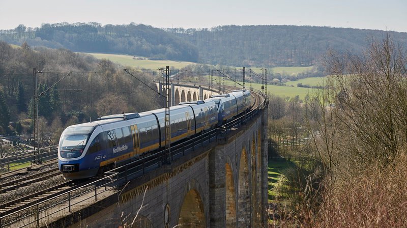 Ein Zug fährt über das Altenberger Viadukt. – Bild: WDR/​Claus Langer