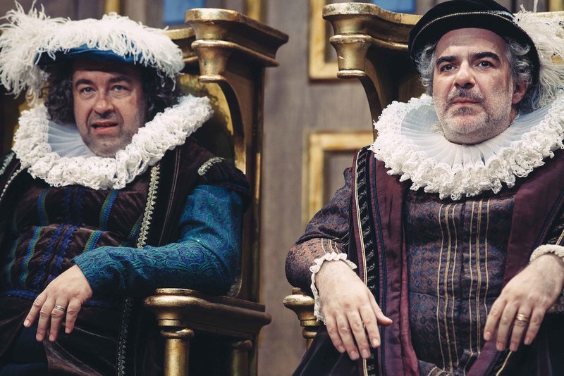 Michael Niavarani: Die unglaubliche Tragödie von Richard III. – Bild: Servus TV