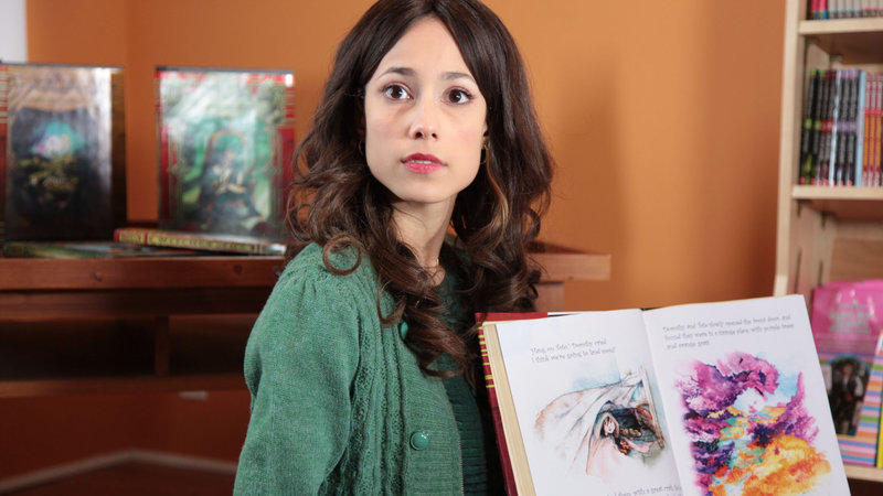 Dorothy Gale (Paulie Rojas) aus Kansas ist eine erfolgreiche Kinderbuchautorin. Mit ihren phantastischen Abenteuern aus einem zauberhaften Land namens Oz begeistert sie große und kleine Leser. – Bild: RTL II Dorothy Gale (Paulie Rojas) aus Kansas ist eine erfolgreiche Kinderbuchautorin. Mit ihren phantastischen Abenteuern aus einem zauberhaften Land namens Oz begeistert sie große und kleine Leser. – Bild: RTL II