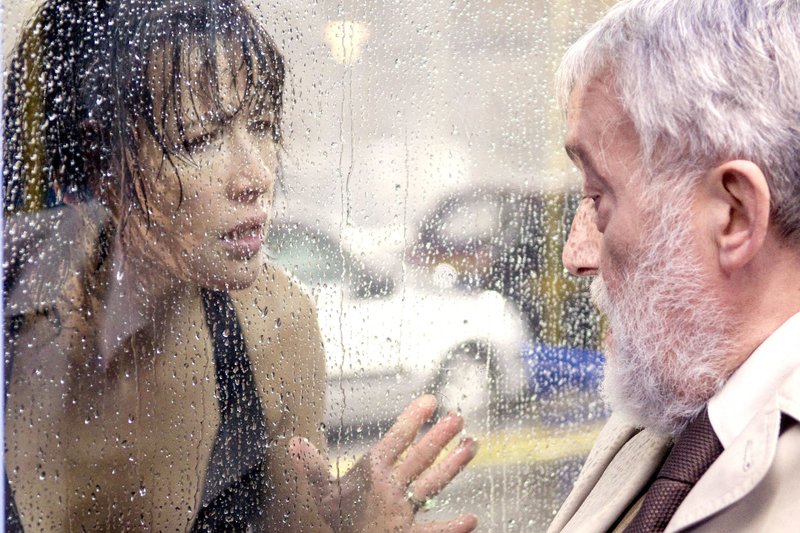 ARD VERGISSMICHNICHT (l'âge de raison), Frankreich 2010, Regie Yann Samuell, am Sonntag (21.06.15) um 23:35 Uhr im Ersten Margaret (Sophie Marceau) versucht den Notar Mèrignac (Michel Duchaussoy) aufzuhalten, der bereits in der Straßenbahn sitzt. – Bild: ARD Degeto/Nord Quest Productions/Mars Films ARD VERGISSMICHNICHT (l'âge de raison), Frankreich 2010, Regie Yann Samuell, am Sonntag (21.06.15) um 23:35 Uhr im Ersten Margaret (Sophie Marceau) versucht den Notar Mèrignac (Michel Duchaussoy) aufzuhalten, der bereits in der Straßenbahn sitzt. – Bild: ARD Degeto/Nord Quest Productions/Mars Films