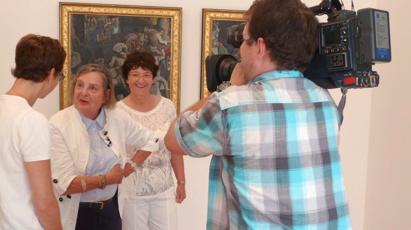 Brigitte Tübke-Schellenberger verwaltet das Erbe Ihres Mannes. Immer samstags führt sie persönlich Besuchergruppen durch die Räume der Tübke-Stiftung in der Leipziger Springerstraße. – Bild: MDR/​Daniel Baumbach
