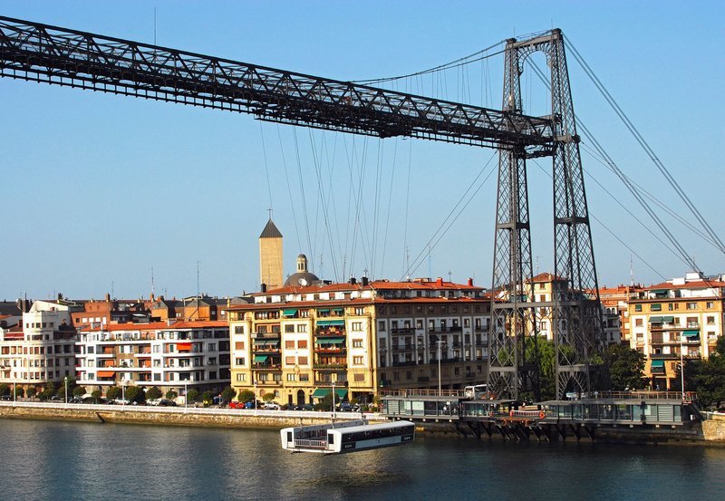 Bis heute ist die Schwebefähre „Puente Vizcaya“, die 1893 in Portugalette bei Bilbao ihren Betrieb aufnahm, eine der größten Attraktionen im Baskenland. – Bild: ZDF und SWR/​Alfons Früh.