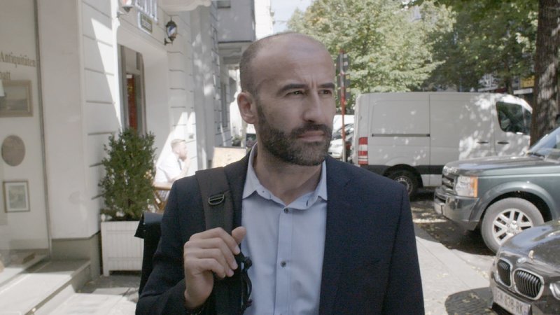 Erica Duggans Berliner Anwalt Serdar Kaya stand den Autoren für Dreharbeiten zur Verfügung. – Bild: ZDF und Markus Mueller/​ AVE.