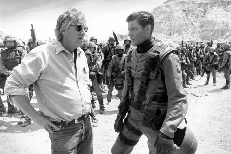 Zur ARTE-Sendung Ein Abend mit Paul Verhoeven Paul Verhoeven – Meister der Provokation 1812750: Paul Verhoeven am Set von ÑStarship Troopersì aus dem Jahre 1997 © Kuiv Productions Foto: ARTE France Honorarfreie Verwendung nur im Zusammenhang mit genannter Sendung und bei folgender Nennung „Bild: Sendeanstalt/Copyright“. Andere Verwendungen nur nach vorheriger Absprache: ARTE-Bildredaktion, Silke Wˆlk Tel.: +33 3 881 422 25, E-Mail: bildredaktion@arte.tv – Bild: ARTE France / © Kuiv Productions / © Kuiv Productions Zur ARTE-Sendung Ein Abend mit Paul Verhoeven Paul Verhoeven – Meister der Provokation 1812750: Paul Verhoeven am Set von ÑStarship Troopersì aus dem Jahre 1997 © Kuiv Productions Foto: ARTE France Honorarfreie Verwendung nur im Zusammenhang mit genannter Sendung und bei folgender Nennung „Bild: Sendeanstalt/Copyright“. Andere Verwendungen nur nach vorheriger Absprache: ARTE-Bildredaktion, Silke Wˆlk Tel.: +33 3 881 422 25, E-Mail: bildredaktion@arte.tv – Bild: ARTE France / © Kuiv Productions / © Kuiv Productions