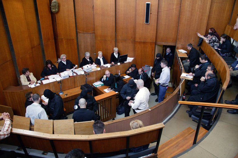 Den vier Angeklagten werden Handschellen angelegt, bevor sie aus dem Gerichtssaal abgeführt werden. – Bild: rbb /​ © miradouro/​Judgment in Hungary