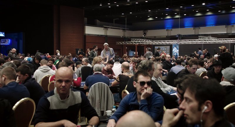 Der große Saal eines Pokerturniers. – Bild: ZDF und Driss Azhari