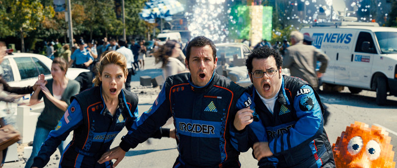L-R: Lt. Col. Violet Van Patten (Michelle Monaghan), Sam Brenner (Adam Sandler), Ludlow Lamonsoff (Josh Gad). – Bild: ORF L-R: Lt. Col. Violet Van Patten (Michelle Monaghan), Sam Brenner (Adam Sandler), Ludlow Lamonsoff (Josh Gad). – Bild: ORF