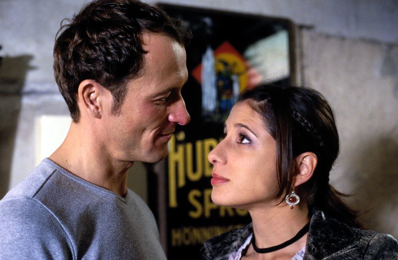 Langsam kommen sich Enno (Markus Knüfken, l.) und Emily (Isabella Parkinson, r.) näher. Sie warnt ihn aber gleich zu Beginn, dass er sie nie belügen soll … – Bild: Puls 8