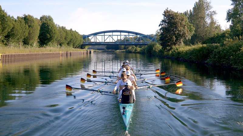 Am Olympiastützpunkt in Dortmund trainiert der Deutschland-Achter auf dem Dortmund-Ems-Kanal das Rudern. – Bild: WDR/​2Pilots