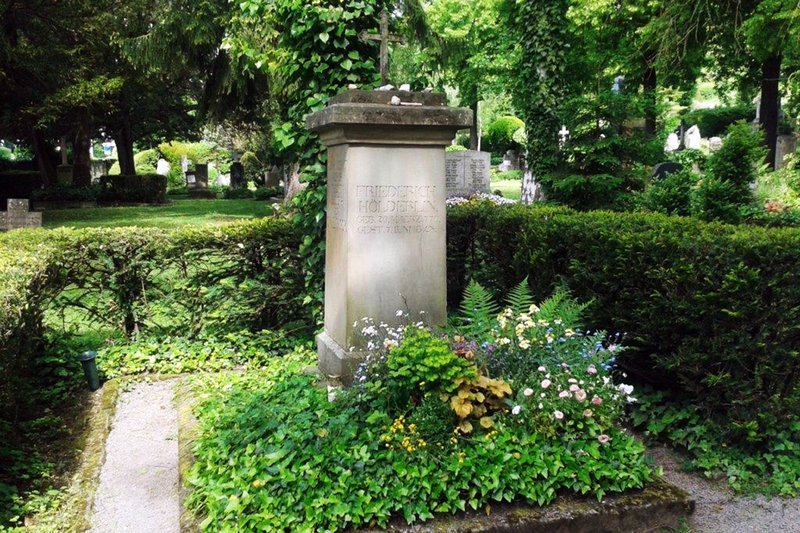 Das Grab des großen deutschen Dichters Friedrich Hölderlin auf dem Stadtfriedhof in Tübingen. – Bild: SWR/​Peter Bergmann