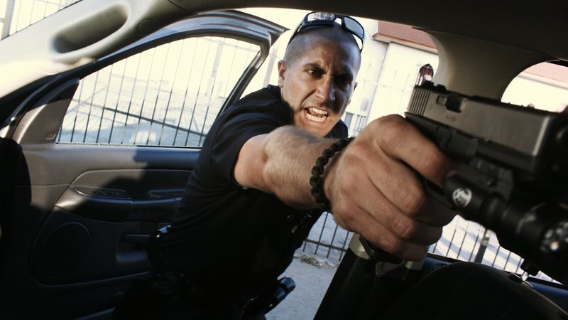 Hände hoch oder es knallt! Officer Brian Taylor (Jake Gyllenhaal) schiebt seinen Dienst in einem äußerst kriminellen Viertel, in dem auch unbequeme Cops schnell liquidiert werden … – Bild: Puls 4