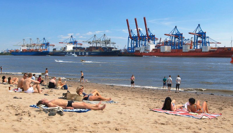 Blick auf die Containerterminals des Hamburger Hafen. – Bild: ZDF und SWR.