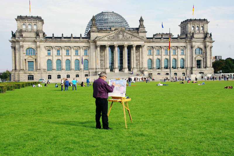 Monsieur Mayonnaise – Bild: ZDF/​Jenni Meaney /​ Philippe Mora malt vor dem Reichstag in Berlin.