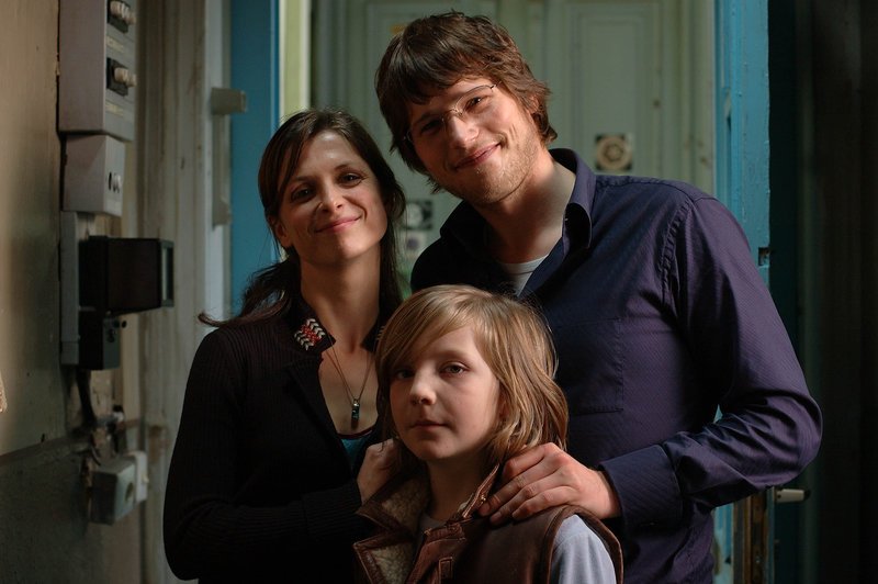 Zunächst ist Anna (Julia Brendler, l.) durchaus von Martin (Sebastian Ströbel, r.) angetan. Dann aber versucht der Student mit Hilfe ihres kleinen Sohnes (Leonard Carow, M.), die Prüfungsbedingungen auszuhebeln … – Bild: ProSieben Eigenproduktionsbild frei