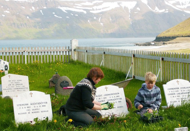 Die Schäferin Betti Pettusdottir und ihr 9-jähriger Sohn Thorir pflegen die Gräber ihrer Familie. – Bild: NDR/NDR/Claudia Dejá Die Schäferin Betti Pettusdottir und ihr 9-jähriger Sohn Thorir pflegen die Gräber ihrer Familie. – Bild: NDR/NDR/Claudia Dejá