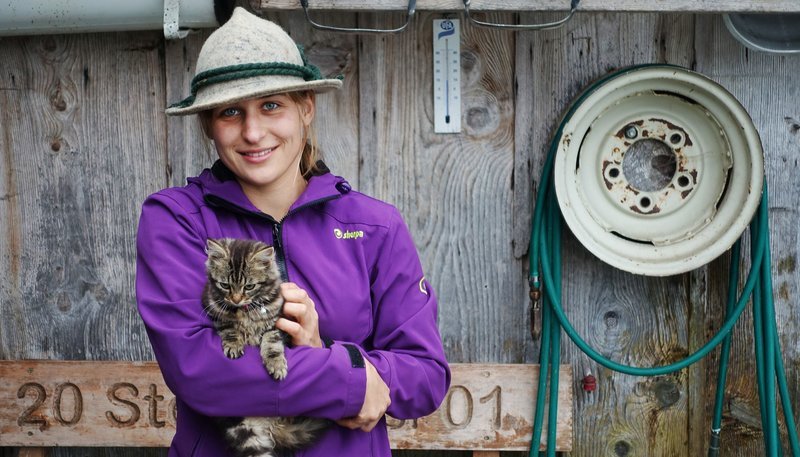 Mit ihren Tieren ist Sennerin Julia Gissler oft wochenlang alleine. – Bild: SWR Mit ihren Tieren ist Sennerin Julia Gissler oft wochenlang alleine. – Bild: SWR