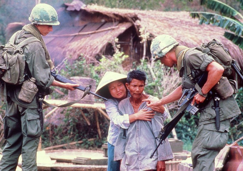 Amerikanische Soldaten drohen einem Bauern, ihn zu erschießen, wenn er ihnen nicht hilft. – Bild: ARD Degeto/Hemdale Film Amerikanische Soldaten drohen einem Bauern, ihn zu erschießen, wenn er ihnen nicht hilft. – Bild: ARD Degeto/Hemdale Film