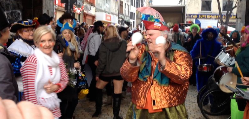 Der Kölner Karneval hat viele Gesichter und ALAAF YOU zeigt ihn, wie er wirklich ist und wie er in den Medien bislang nicht stattfand: Mittendrin im närrischen Treiben der Jecken, das sich auf den Straßen, in Kneipen und in Clubs abspielt, entdeckt der Zuschauer immer wieder prominente Gesichter. Mithilfe einer eigens programmierten App konnten die Kölner Karnevals-jecken ihre persönlichen Erfahrungen filmen und teilen. Erstmals sind sie nicht nur Statisten, sondern wurden selbst zu Filmemachern. - Tanzen in Ekstase ist in Köln keine Frage des Alters – Bild: WDR