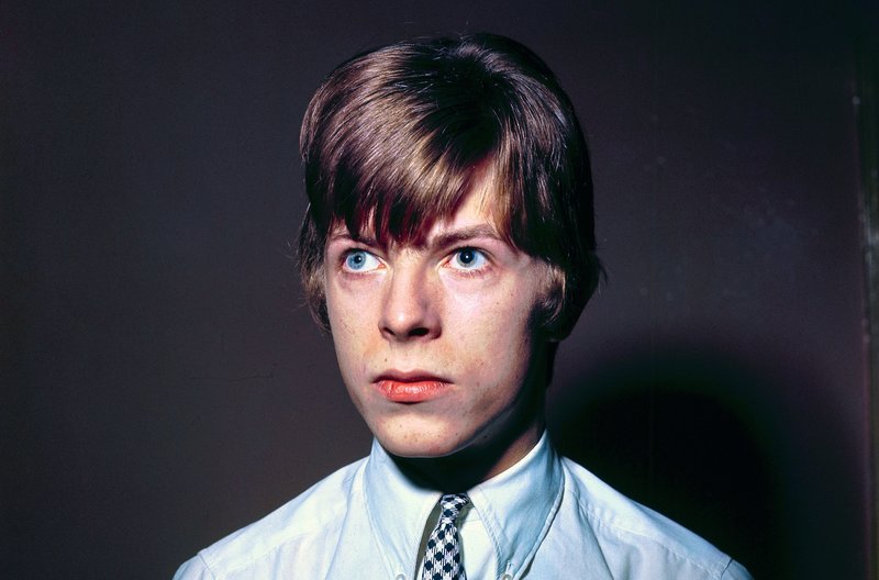 Einen Teil seiner künstlerischen Selbstfindungsphase verbrachte David Bowie in Beckenham, England. Die Aufnahme zeigt ihn 1970 auf seinem Wohnsitz Haddon Hall. – Bild: arte