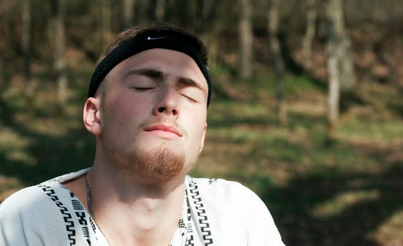 Louis träumt in seinem Heimatdorf. – Bild: SWR/​Pius Neumaier