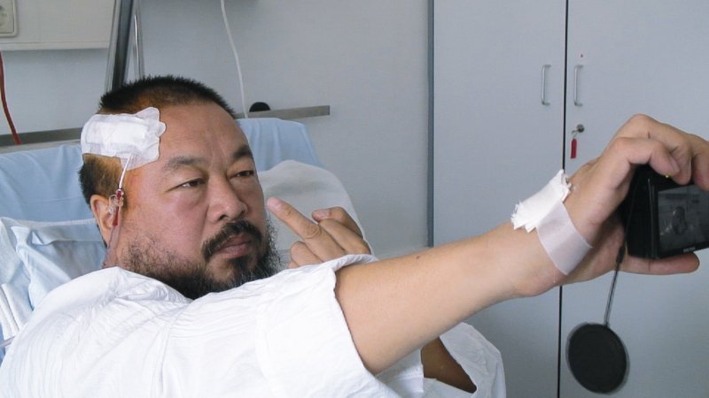 Der Film begleitet den chinesischen Bildhauer und Konzeptkünstler Ai Weiwei beim Aufbau einer großen Ausstellung und zeigt, wie der Aktivist immer wieder mit der chinesischen Regierung aneinander gerät. – Bild: Geo Television