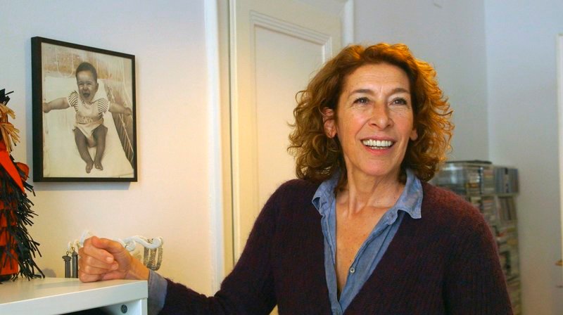 Adele Neuhauser mit Kindheitsfoto. – Bild: BR/​Maria Rank