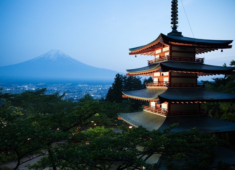 Die Stadt Fujiyoshida mit Mt. Fuji und Chureito Pagoda. – Bild: SRF/​Patrick Rohr