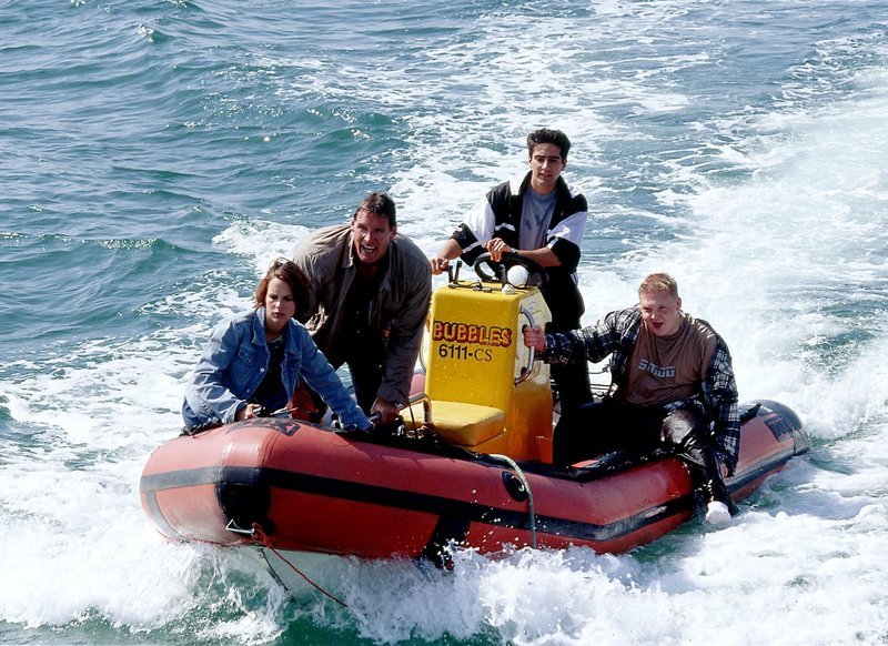 Mark (Ralf Möller, 2.v.li.) mit Kamikaze (Axel Stein), Isabelle (Birte Wolter) und Ömer (Özgür Özata) nach der Rettung aus dem Wasser. – Bild: SUPER RTL