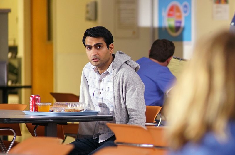 Kumail (Kumail Nanjiani) steht vor einer schweren Entscheidung zwischen seiner Familie und seiner großen Liebe. – Bild: ARD Degeto/© While you were comatose, LLC/Nicole Rivelli Kumail (Kumail Nanjiani) steht vor einer schweren Entscheidung zwischen seiner Familie und seiner großen Liebe. – Bild: ARD Degeto/© While you were comatose, LLC/Nicole Rivelli