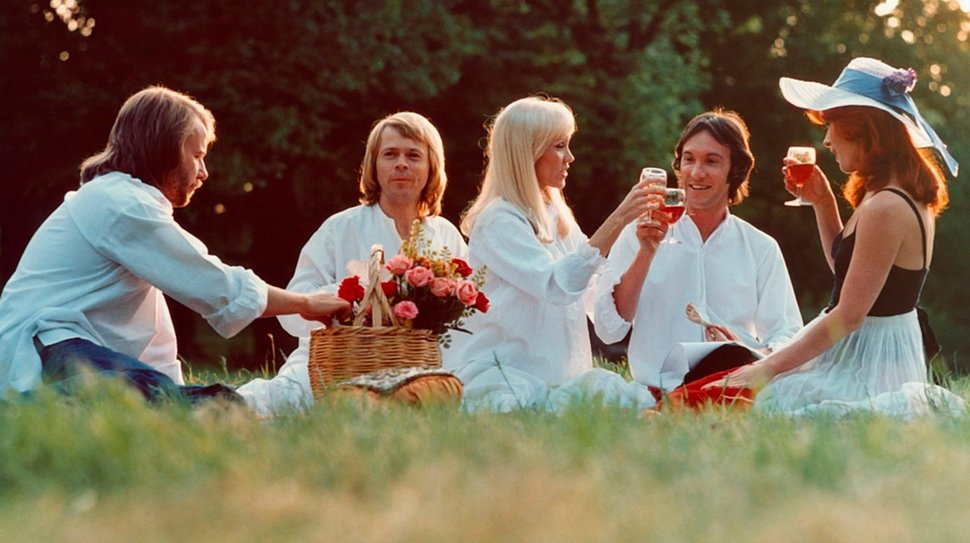 Reporter Ashley Wallace (Robert Hughes, 2. von rechts) verfolgt Abba durch ganz Australien. Er träumt von einem großen Interview mit Anni-Frid, Agnetha, Björn und Benny (von rechts nach links). – Bild: MDR / POLAR MUSIC INTERNATIONAL