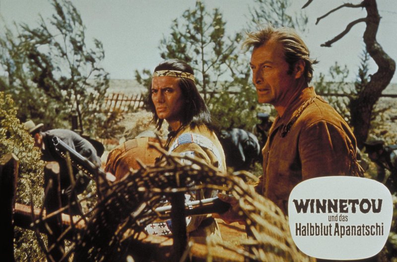 Apachenhäuptling Winnetou (Pierre Brice, l.) und sein Blutsbruder Old Shatterhand (Lex Barker, r.) ziehen aus, um die entführte Apanatschi zu befreien ... – Bild: Kabel Eins Apachenhäuptling Winnetou (Pierre Brice, l.) und sein Blutsbruder Old Shatterhand (Lex Barker, r.) ziehen aus, um die entführte Apanatschi zu befreien ... – Bild: Kabel Eins