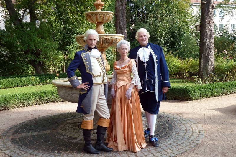 Fürst Wilhelm-Heinrich, Fürstin Sophie Erdmuthe und ihr Sohn Ludwig im Garten des Lustschlosses zu Ottweiler. – Bild: SR/​Maria C. Schmitt